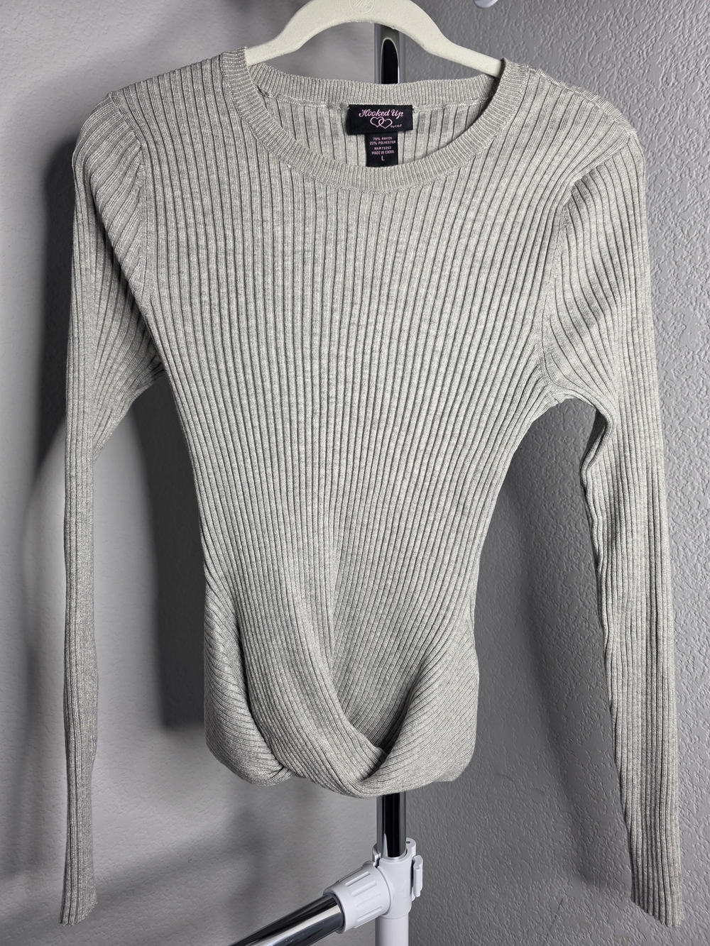 🦭NWT Hooked Up by IOT Juniors Ribbed Twist Hem Sweater Gray - Large